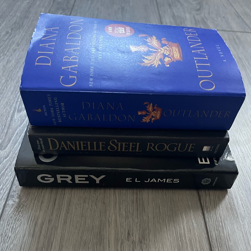 3 novel bundle: Outlander, Rogue and Grey. - Picture 2 of 13